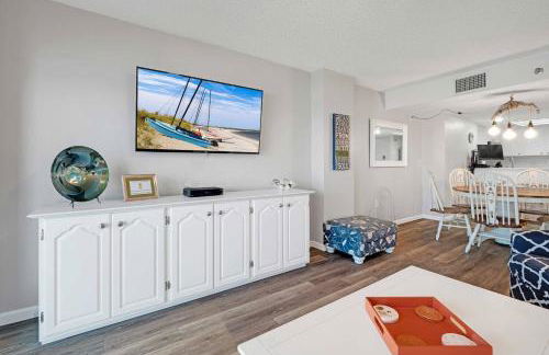 Oceanfront with great beach views from all rooms & balcony, heated pool, and garage - Photo 6