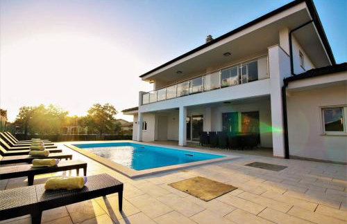 New Villa with Pool - Foto 14