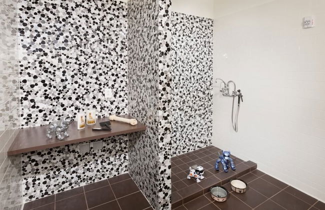 Bluebird Suites in Reston - Photo 56