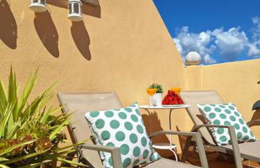 Ático fresco y luminoso con aparcamiento privado - Foto 1