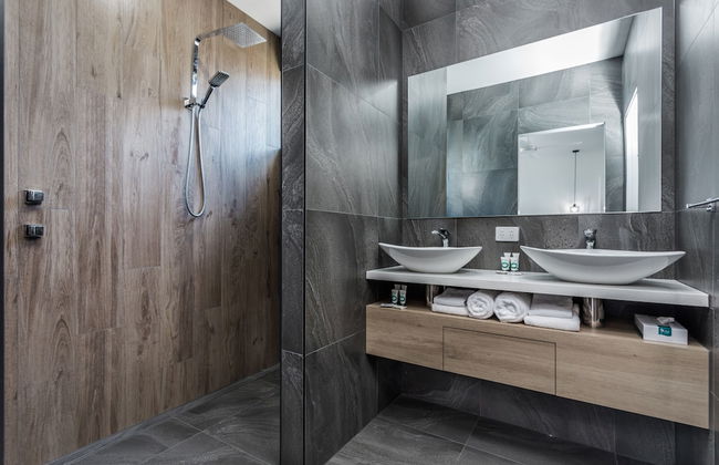 Luxe Home by the BnB Collection - Photo 16