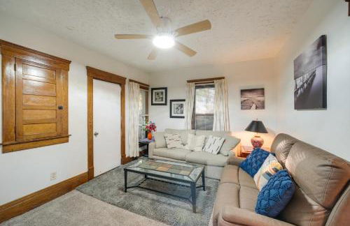 Central Akron Stay! Large Victorian Home with Yard - Foto 5