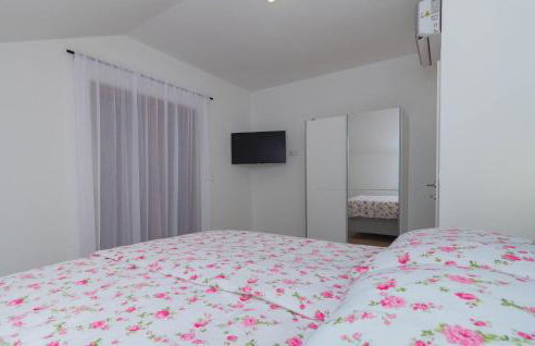 Gorgeous Home In Smokovic - Photo 27