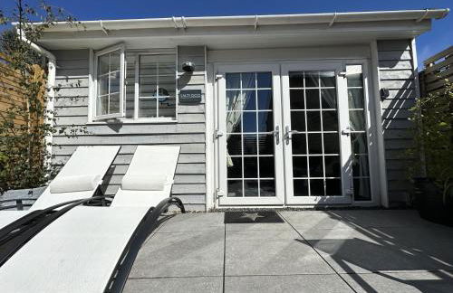 1 Bed Cabin - Sleeps 2 - Pets - Garden - Parking - Photo 12