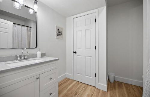 Fireside Haven - Hot Tub & Downtown Walkable - Foto 19