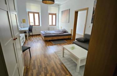 FERIENWOHNUNG 50m2 APARTMENT in ZITTAUER STADTZENTRUM INNENSTADT INNENRING TOP LAGE - WOHNEN AUF ZEIT IN ZITTAU - 1 RAUM WOHNUNG - Foto 1