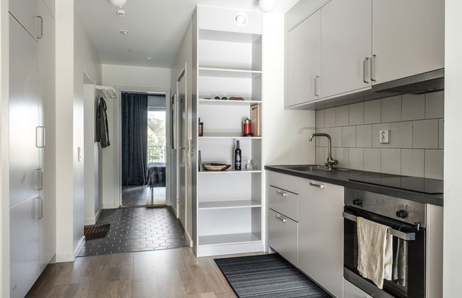 2 Bedroom Cozy City Apartment in Bromma - Photo 2