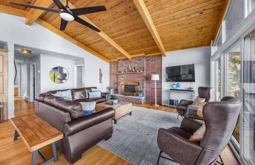 Waterfront retreat w/ wraparound deck & BBQ - Foto 56