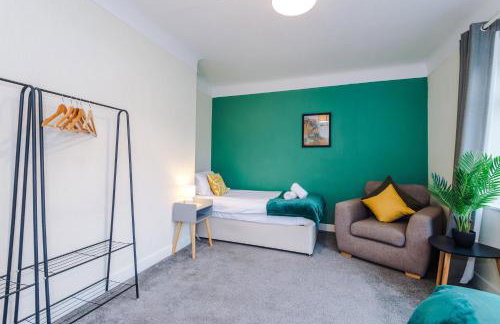 3BR Home Sleeps 6 Perfect for Short and Long Term Stays - Foto 39