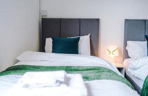 Spacious 5 bedroom house near Leeds City Centre sleeps 12 suits contractors with free parking - Foto 24