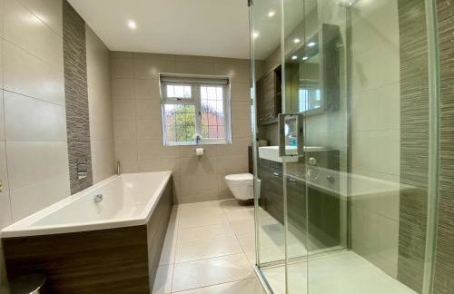 Beautiful 5 Bed 3 Bathroom Detached Family Home 8 - Photo 20