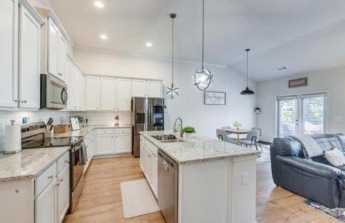 1 Mi to Lake Lanier Modern Home with Patio and Yard! - Foto 8