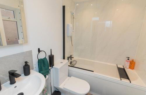 Perfect for Contractors & Families - Free Parking - Foto 16