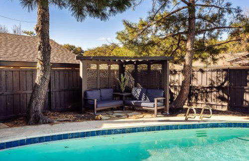 Stunning Carrollton Castle with 4 Bedrooms + Pool + Media Room - Foto 36