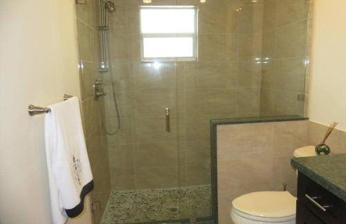 Spacious villa, pool, water views, walk to beach - Foto 19