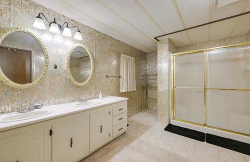 Cozy Salmon Home with Mountain Views and River Access - Foto 17