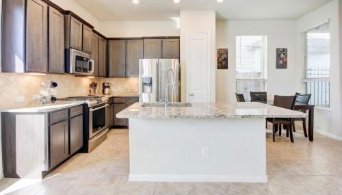 Meticulously-maintained 3-BR Townhouse w/ Backyard ~ Double-Story! - Foto 3