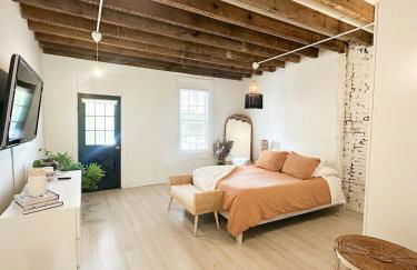 Queen Bed, Luxury Studio with Balcony - Photo 11