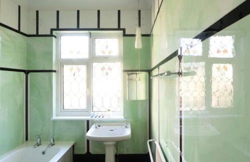 Gorwel is an Art Deco 1930s villa with sea views - Foto 28