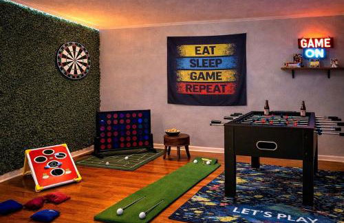 Luxury Villa with Hot Tub, Two Fire Pits, King Bed Suite, Game Room & Fenced Yard - Foto 3