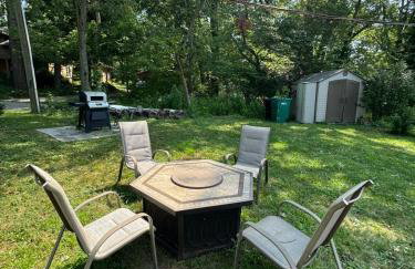 Downtown Whitestown with King Suite and Pool - Foto 31