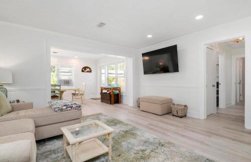 Coastal Vibes! Tropical heated pool home short drive to the beach - Foto 1