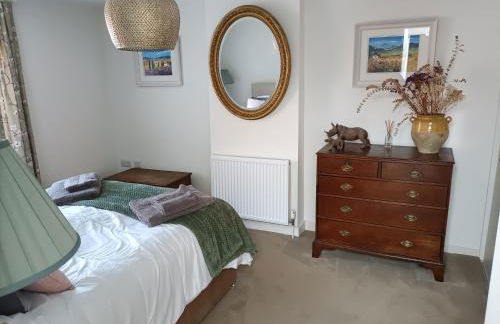 Cybil's Retreat - Renovated 2 bedroom house with enclosed garden - Photo 15