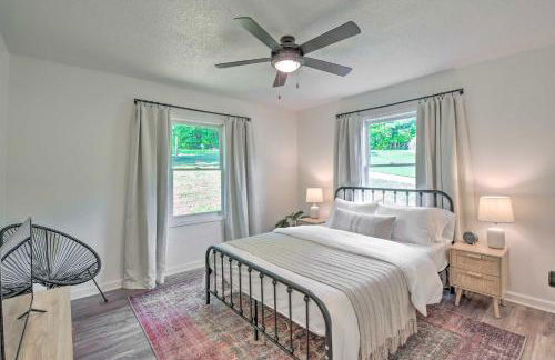 Lakefront Townville Gem with Boat Dock and Kayaks - Foto 18