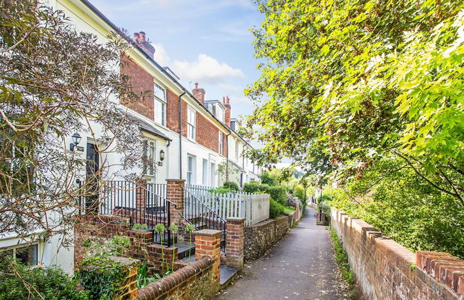 Peaceful Elevated Residential Area - Walk to City - Foto 1