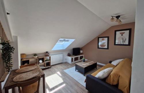 Loft Moderne et Rénové - Idéal Pros & Familles - 1 à 4 pers - Wifi - 5 min de la Gare - Foto 2