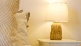 Aura - Elegant Retreat in Prime Leeds Location! - Foto 3, furniture, wardrobe