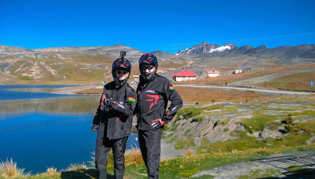 In posa con gli splendidi paesaggi della Bolivia come sfondo