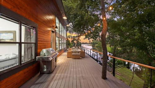 LUX Treehouse on Private Lake next to Lake Conroe with Game room, Paddleboards, Lake Views, and more! - Foto 4