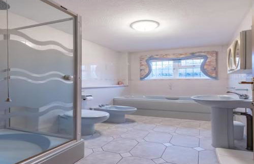 Tudor Style Seafront Home Sea Views Shoebury - Pass the Keys - Foto 7