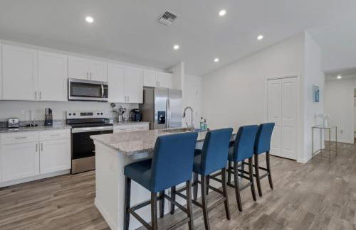 Luxury Retreat with Heated Saltwater Pool and Big Patio Perfect for 2 families - Foto 24