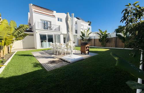 Luxurious And Modern Family Home - Photo 1