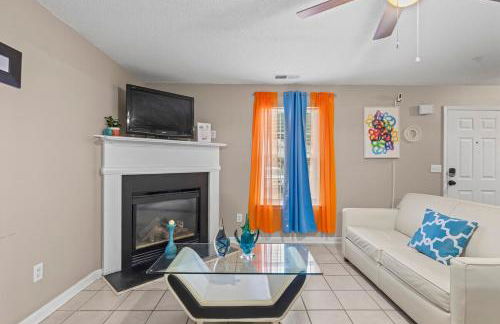 Spectacular Quiet Townhome with Modern Comfort - Foto 13