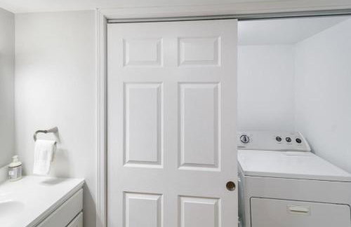 Spacious Home in DT Libertyville Near Naval Base - Foto 13