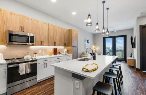 12 Min to Downtown with Pool, Balcony and Free Parking - Foto 1