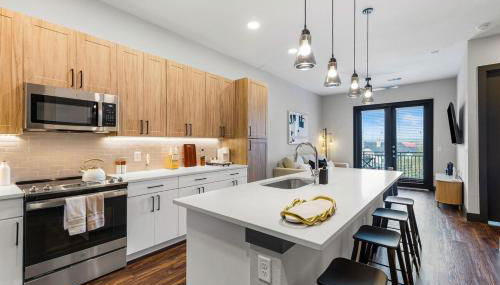 12 Min to Downtown with Pool, Balcony and Free Parking - Foto 1