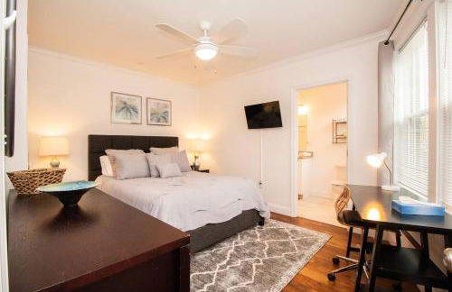 Stylish 2BR w Full Kitchen, Laundry & Cen Air - Foto 11