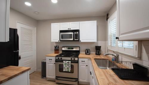 Cozy Condo in the Heart of Royal Oak - Photo 5