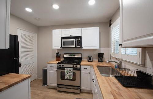 Cozy Condo in the Heart of Royal Oak - Photo 5