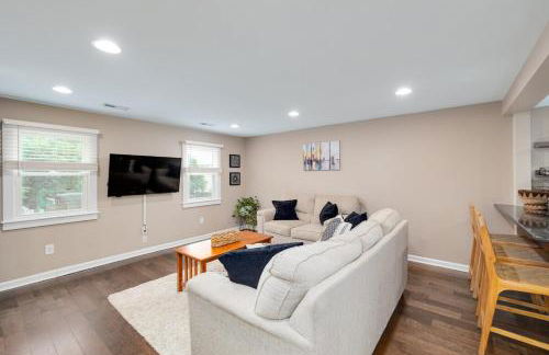 Cozy Full Home with Parking, 10min Walk to Bridge St - Photo 2