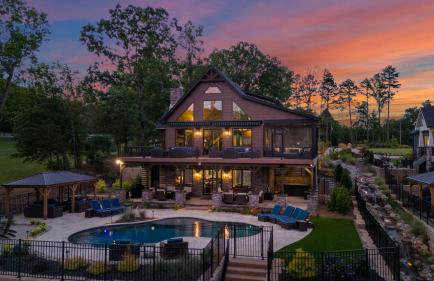 Black Bear Lodge by Avantstay Lakefront, Dock, Pool, Theater Sleeps 20+ - Foto 16