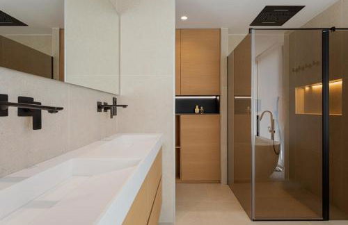 Ultra-Modern 5-Bed Luxury Chalet with Private Pool & Home Cinema 13 Min To Beach - Foto 35