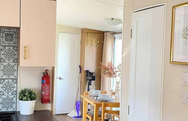 Harwich - Caravan - Sleeps 10 - Garden - Pool - Foto 12