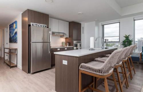 High Rise Retreat w City Skyline Views Shared Gym - Photo 9