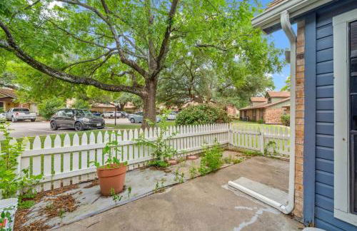 Central Condo 1BR 1BA, Private Patio and Fenced Yard w Parking by Austin Vacay - Foto 24