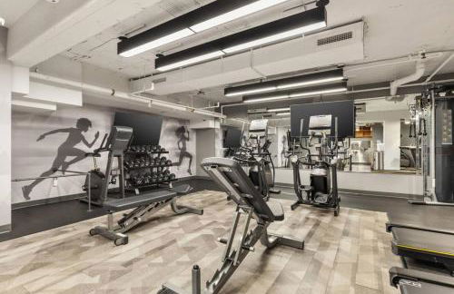 The Sutton - Elevated Minimalist Escape with Free Parking and Metro - Foto 24